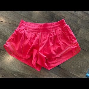 Lululemon hotty hot 2.5in shorts